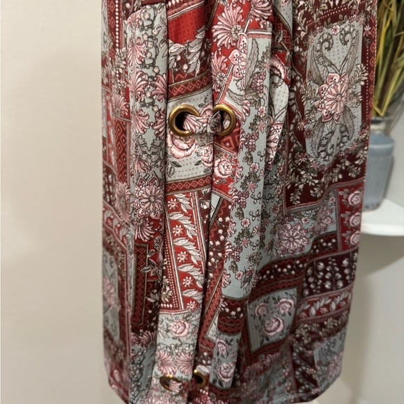 Above and Beyond floral Rich Red Burgundy and white Tunic top size Medium - Picture 4 of 10